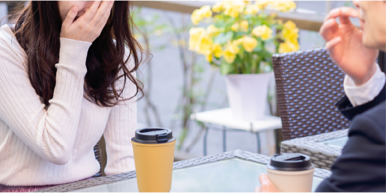 会話中に自分の口元が気になっている女性