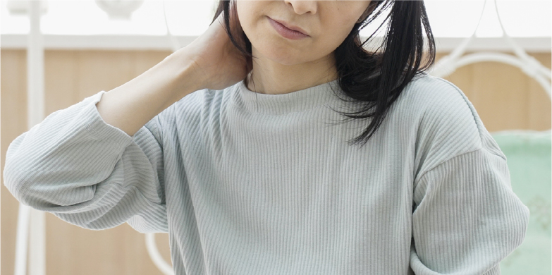 首元をおさえている女性