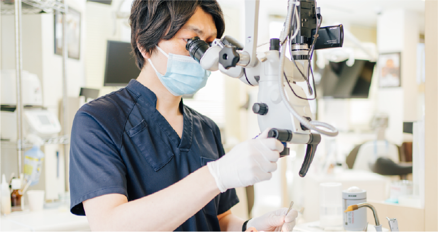 顕微鏡で調査する医師