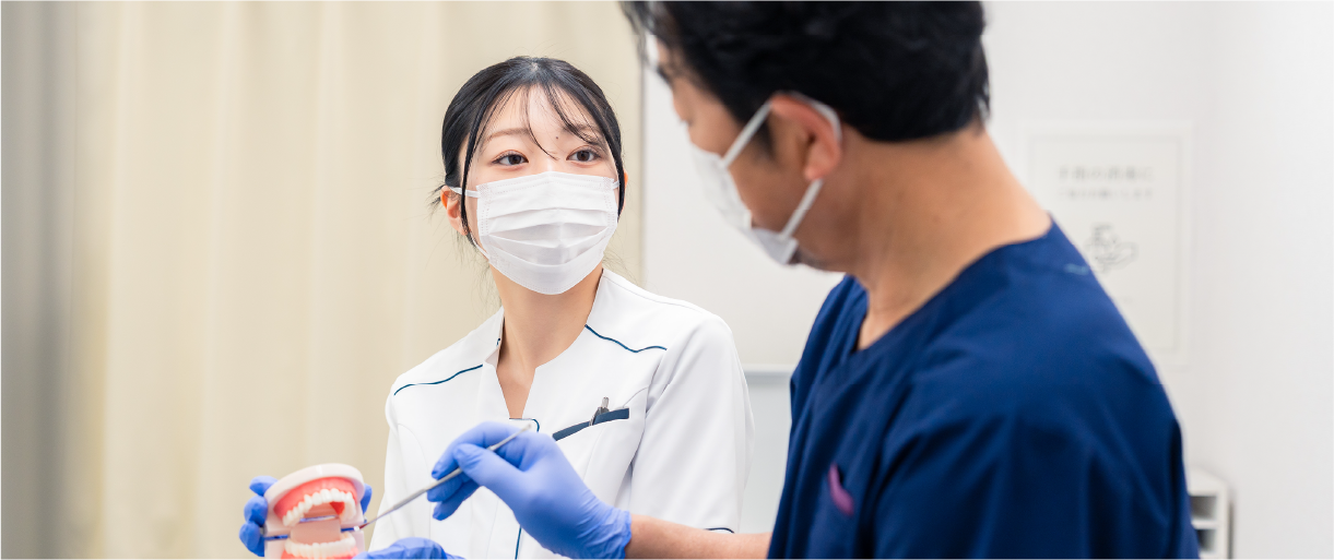 歯科医師が患者に口腔内の説明をしている様子